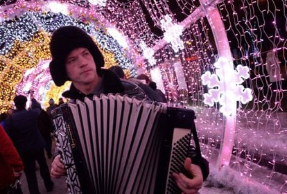 Un hombre toca el acordeón en el centro de Moscú para recibir a 2017.
