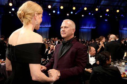 Ryan Murphy es saludado por Nicole Kidman en la gala de premios Critic's Choice de 2016.