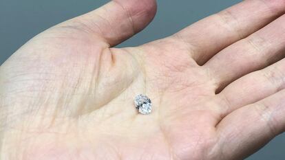 Los secretos del manto terrestre se concentran en un diamante de 1,5 centímetros y 3.800 millones de años, en la palma de la mano de la investigadora Tingting Gu.