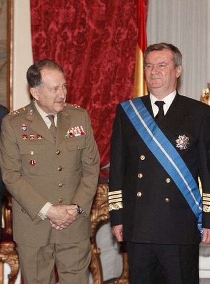 El ex JEMAD Félix Sanz (izquierda), y el almirante general Francisco Torrente.