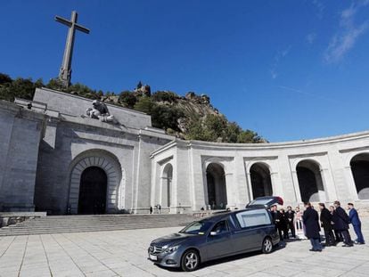 El prior de la Basílica Santiago Cantera (c) junto a los familiares de Francisco Franco