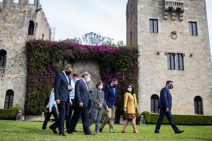 La vicepresidenta del Gobierno, Carmen Calvo (centro), recorre los jardines de Meirás junto al resto de autoridades.