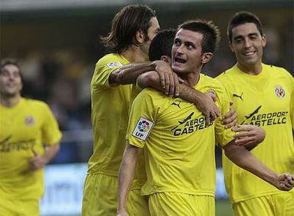 Los jugadores del Villarreal felicitan a Llorente tras un gol.