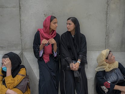 Cuatro mujeres esperan frente a la oficina de un banco, el lunes en Kabul.