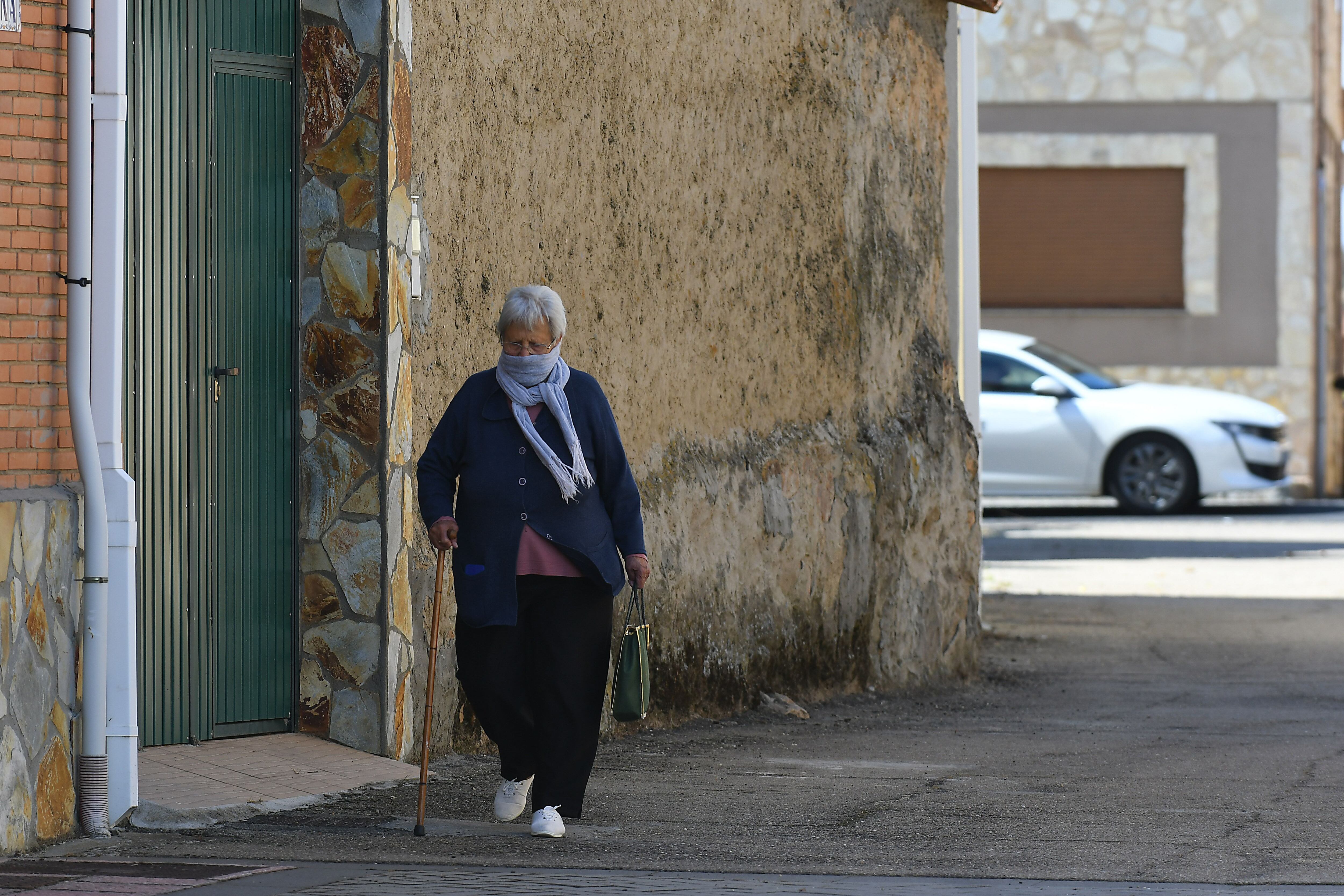 Una persona mayor camina por una de las calle de Brime de Urz, localidad zamorana con 106 habitantes, según datos del INE.