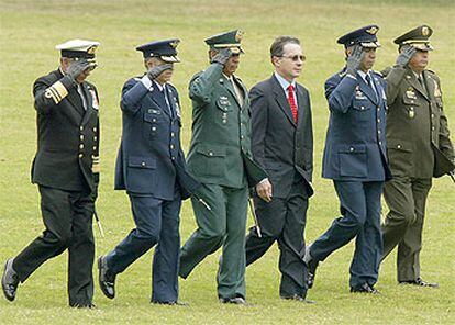 El presidente de Colombia, Álvaro Uribe, rodeado del Estado Mayor del Ejército, pasando revista a las tropas en Bogotá.