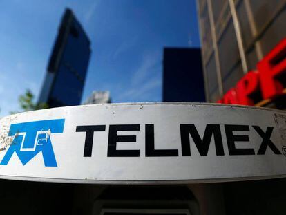 Logo de Telmex en una cabina de la Ciudad de México.
