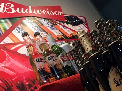 Botellas de algunas de las marcas de AB InBev en un evento en Hong Kong