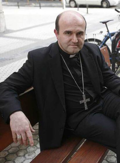 El obispo donostiarra, José Ignacio Munilla, posa ayer antes de la entrevista.