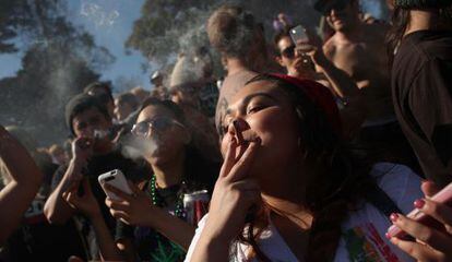 Jóvenes fuman marihuana en San Francisco.