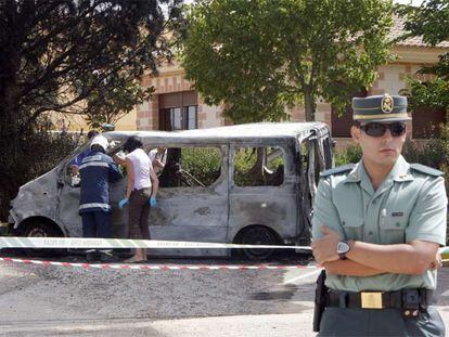 Varios especialistas inspeccionan la furgoneta en la que murieron quemados los dos niños.