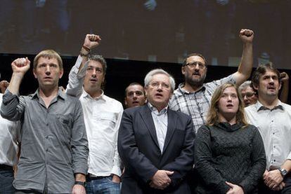 Desde la izquierda, Rufi Etxeberria (izquierda <i>abertzale),</i> Oskar Matute (Alternatiba), Patxi Zabaleta (Aralar), Txelui Moreno (izquierda <i>abertzale),</i> Maider Carrere y Pello Urizar (ambos de EA), ayer en Pamplona.