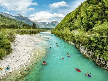 Kayaks en el río Soca, en los Alpes Lulianos (Eslovenia).