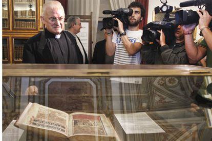 José María Díaz contempla, ante las cámaras, el facsímil del Códice Calixtino que se exhibe en la catedral.