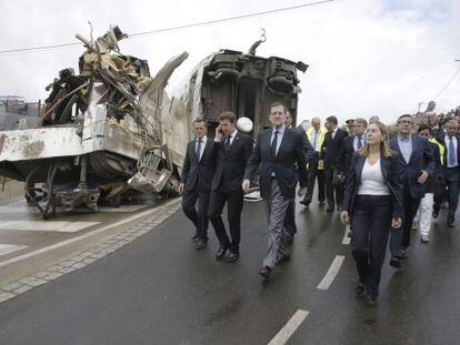 Rajoy, al día siguiente del accidente, acompañado por Alberto Núñez Feijóo y Ana Pastor.