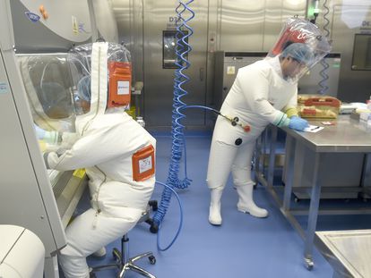 Investigadores trabajan en el Instituto de Virología de Wuhan, que algunas teorías apuntan como el origen del SARS-CoV-2.