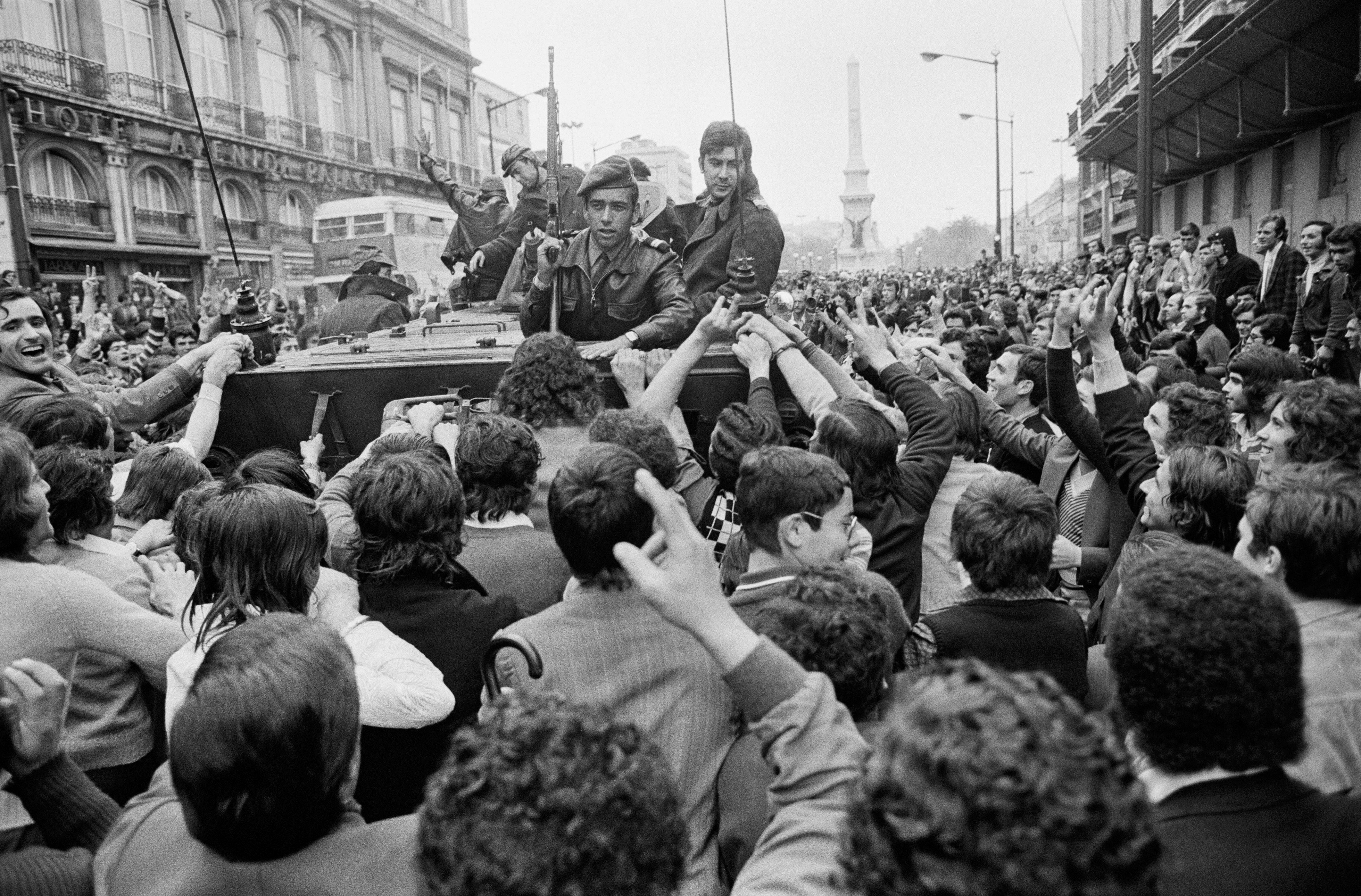 Las fuerzas de las MFA son saludadas por la población el 27 de abril, dos días después de la Revolución de los Claveles.