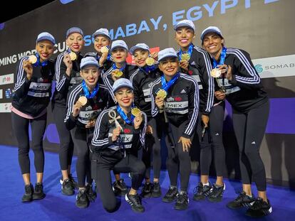 La selección de natación artística de México, tras recibir la medalla de oro en nado acrobático, el pasado 15 de mayo.