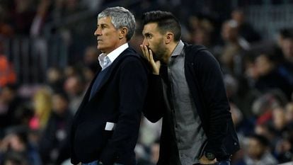 Eder Sarabia le susurra algo a Setién durante un encuentro con el Barça.