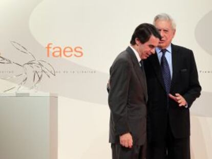 Aznar y Vargas Llosa en un acto de FAES, la fundación del PP.