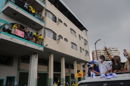El candidato presidencial por CREO-PSC, Guillermo Lasso, durante un recorrido por Guayaquil, este jueves.
