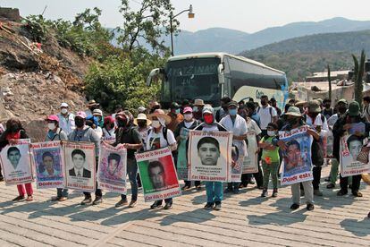 Familiares de los 43, en una marcha en Guerrero este año.