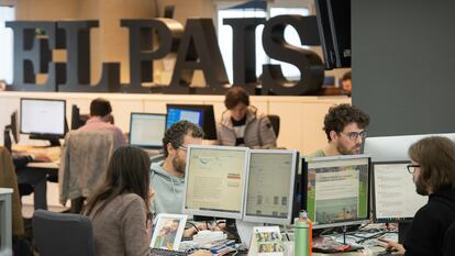 Varios periodistas trabajan en la Redacción de EL PAÍS.