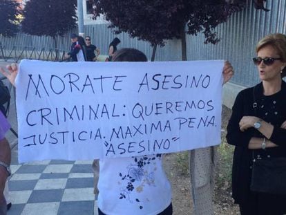 Allegados de las v&iacute;ctimas de Sergio Morate portan una pancarta.