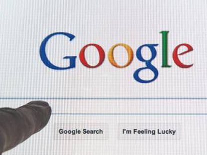 Un usuario muestra el buscador de Google.