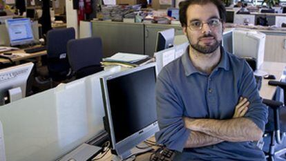 Periodista ante el micrófono