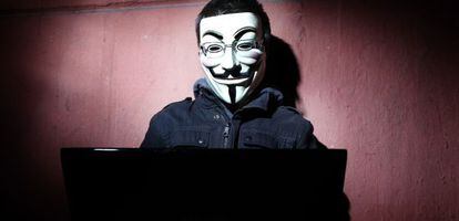 Un 'hacktivista' con la máscara de Anonymous.