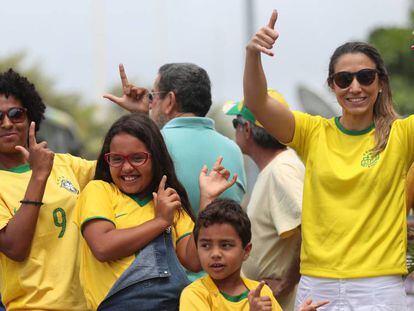 Seguidores de Bolsonaro muestran su apoyo en Rio de Janeiro. En vídeo, Brasil vota en unas elecciones cruciales.