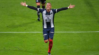 Rogelio Funes Mori celebra un gol con Monterrey, en la Liga MX, en abril pasado.