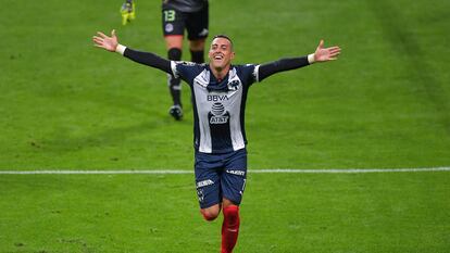 Rogelio Funes Mori celebra un gol con Monterrey, en la Liga MX, en abril pasado.