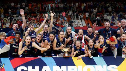 La selección serbia celebra el oro en el Eurobasket