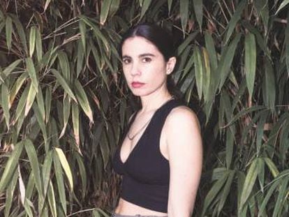 Javiera Mena posa para ICON en medio de la vegetación salvaje que se ha adueñado del parque del Retiro de Madrid.