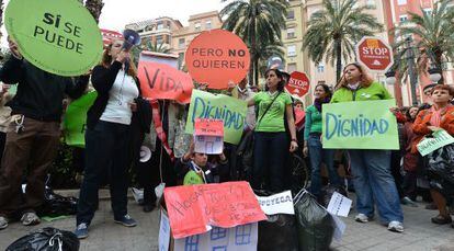 Un grupo de afectados por las hipotecas protesta en el barrio de Ignacio Gil L&aacute;zaro, diputado del PP.