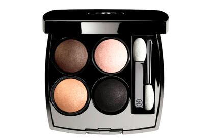 Esta temporada, Chanel también ha dedicado una de sus paletas de ojos, Les 4 Ombres, al color chocolate. Es la 38 Premier Regard, con cuatro tonos tan dulces como de temporada. Uno de ellos es el marrón, por supuesto, que combina con rosa, beige caramelo y negro. Cuesta unos 50 euros.