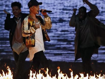 Justin Bieber actúa en la entrega de premios de los Brit Awards.