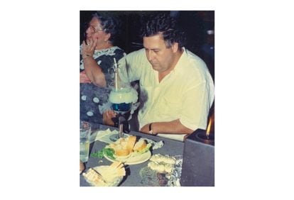 Pablo Escobar pensativo frente a un cóctel durante el cumpleaños 12 de su hijo Juan Pablo. Hacienda Nápoles, 24 de febrero de 1989. Llevaba cinco años perseguido por la justicia.