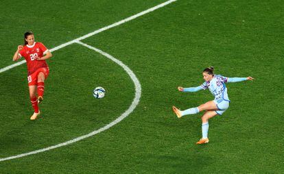 Eva Navarro, de España, chuta la pelota en el partido de octavos de final frente a Suiza. 