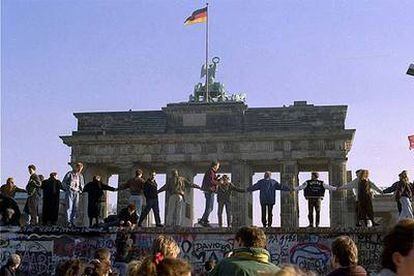 Ciudadanos alemanes celebran, cerca de la Puerta de Brandeburgo, en Berlín, la caída del muro y la apertura de la frontera el 10 de noviembre de 1989.