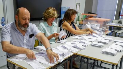 Integrantes de una mesa electoral del Instituto Ortega y Gasset, en Madrid, durante el recuento de votos tras el cierre de los colegios de la jornada de elecciones generales celebradas el 23 de julio.