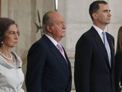 Don Juan Carlos y don Felipe durante la sanci&oacute;n de abdicaci&oacute;n
