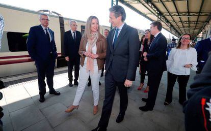 El ministro de Fomento, Íñigo de la Serna, junto a la alcaldesa de Lugo, Lara Méndez.