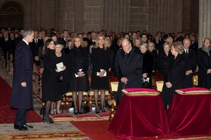 Los reyes eméritos, Juan Carlos y Sofía, Felipe VI y la reina Letizia, y las infantas Elena y Cristina, en el funeral de Pilar de Borbón, en El Escorial, en Madrid.