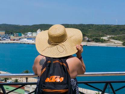 Una turista disfruta este jueves de las vistas del puerto de Mahón, Menorca.