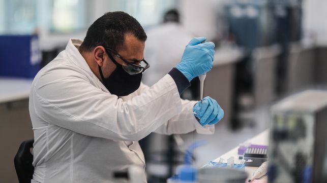 AME8257. GARÍN (ARGENTINA), 14/08/2020. Trabajadores del laboratorio mAbxience, elegido por AstraZeneca para la producción en Latinoamérica de la vacuna contra el COVID-19, realizan tareas el 13 de agosto de 2020 en la planta que la empresa posee en Garín, en la provincia de Buenos Aires (Argentina). EFE/Juan Ignacio Roncoroni