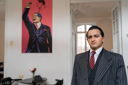 Cristian Ruiz posa junto a un cartel de Jorge Eliécer Gaitán.