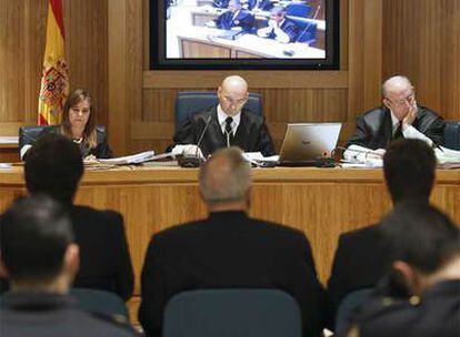 Los tres mandos militares acusados de los errores en la identificación de cadávares del Yak, ante el presidente del tribunal Javier Gómez Bermúdez